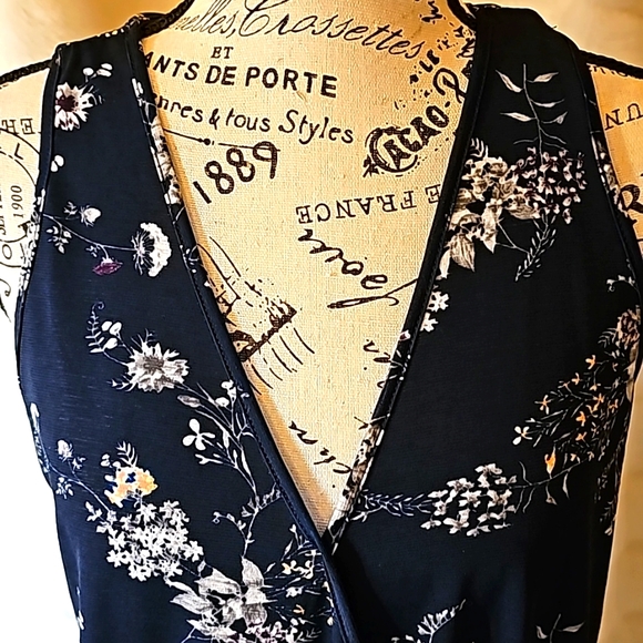 PaperMoon Navy Floral Sleeveless Top Size Medium – Polyester Spandex Blend - Picture 3 of 9